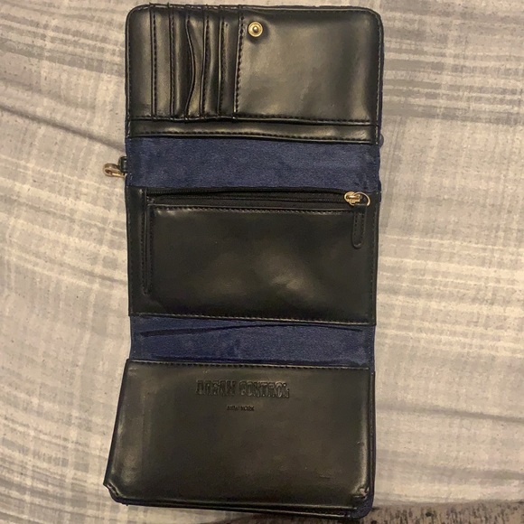 Navy blue wristlet with gold charms - Picture 3 of 3